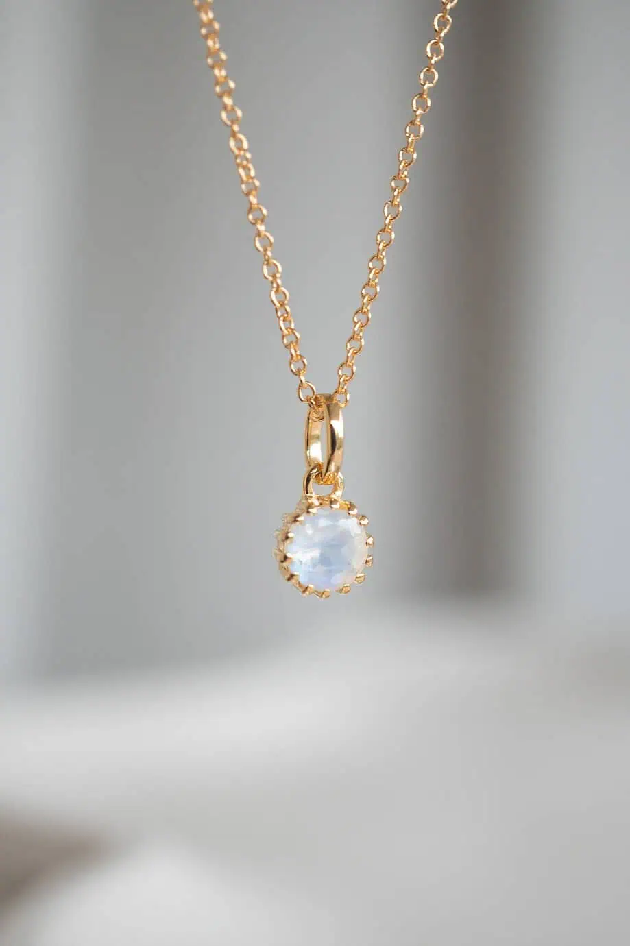 Gouden ketting met regenboog maansteen edelsteentje geboortesteen van juni rainbow moonstone van goud op zilver