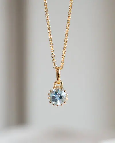 Gouden ketting met blauw aquamarijn edelsteentje geboortesteen van maart van goud op zilver