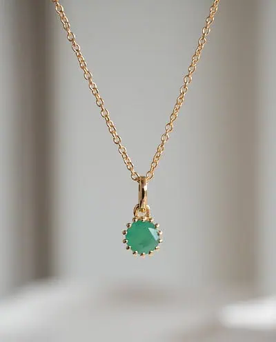 Gouden ketting met groene smaragd edelsteentje geboortesteen van mei emerald van goud op zilver