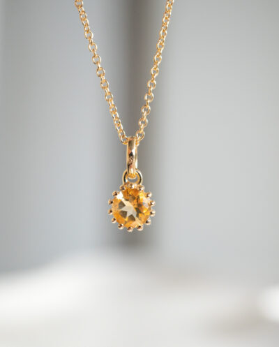 Gouden ketting met oranje gele citrien edelsteentje geboortesteen van november geel citrine van goud op zilver