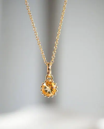 Gouden ketting met oranje gele citrien edelsteentje geboortesteen van november geel citrine van goud op zilver