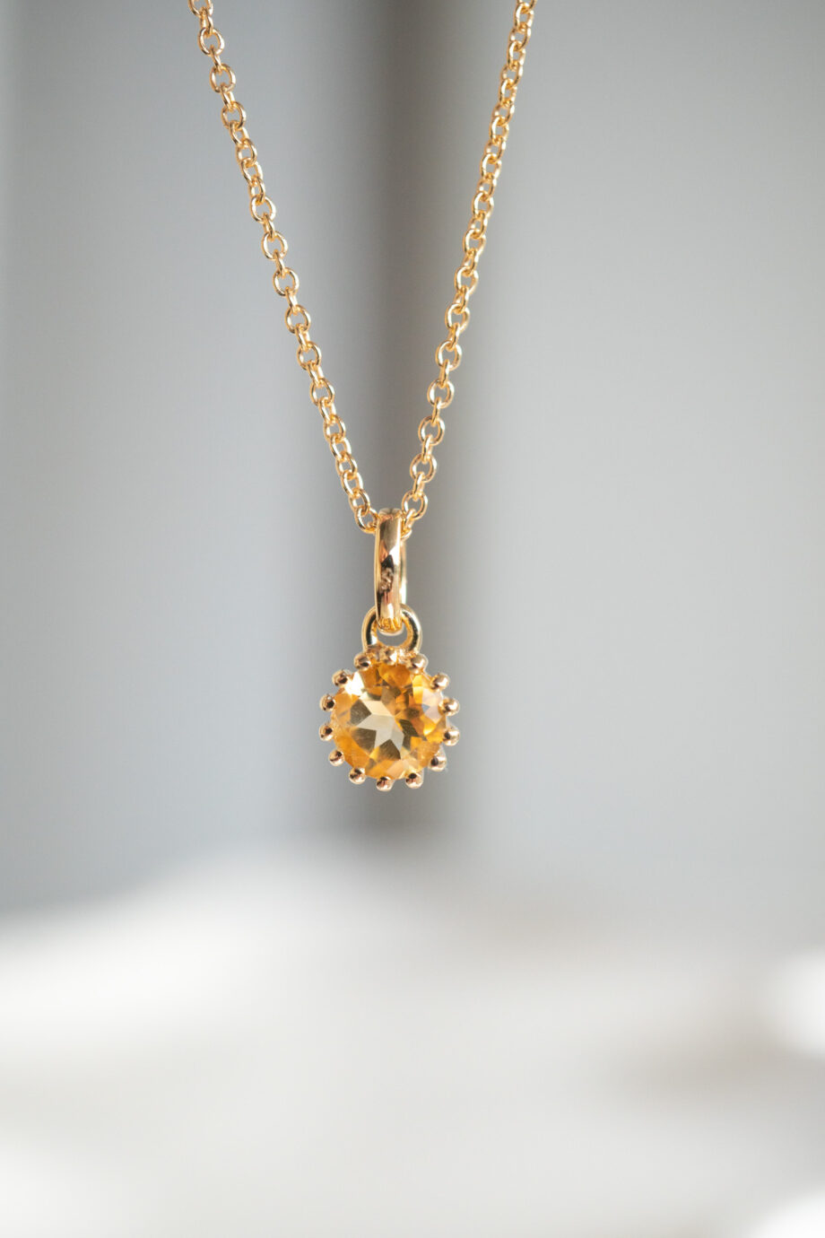 Gouden ketting met oranje gele citrien edelsteentje geboortesteen van november geel citrine van goud op zilver