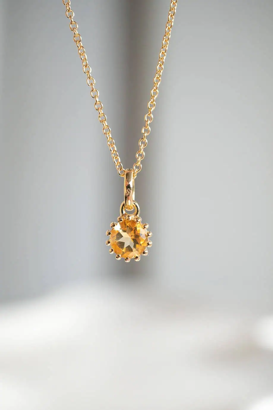 Gouden ketting met oranje gele citrien edelsteentje geboortesteen van november geel citrine van goud op zilver