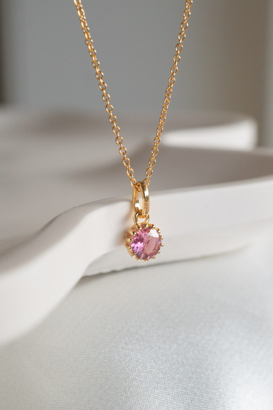 Gouden ketting met roze toermalijn edelsteentje geboortesteen van oktober pink tourmaline van goud op zilver