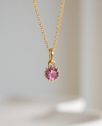 Gouden ketting met roze toermalijn edelsteentje geboortesteen van oktober pink tourmaline van goud op zilver