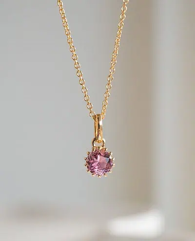 Gouden ketting met roze toermalijn edelsteentje geboortesteen van oktober pink tourmaline van goud op zilver