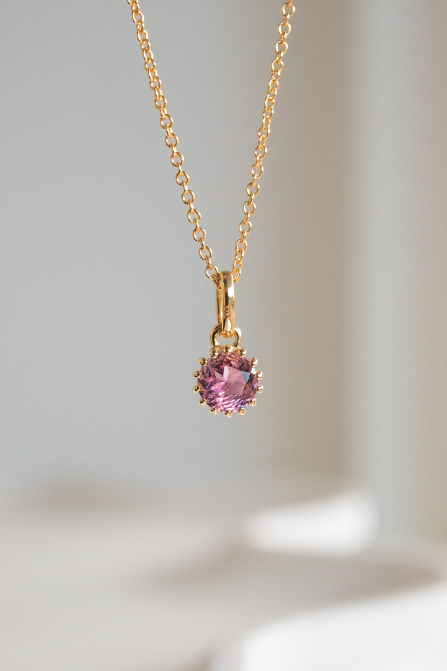 Gouden ketting met roze toermalijn edelsteentje geboortesteen van oktober pink tourmaline van goud op zilver