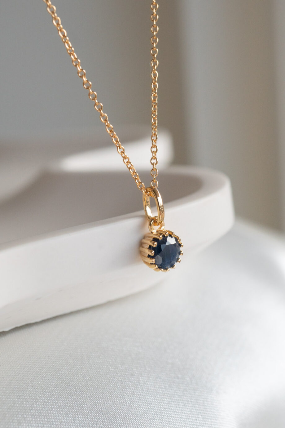 Gouden ketting met blauwe saffier edelsteentje geboortesteen van september sapphire donkerblauw van goud op zilver