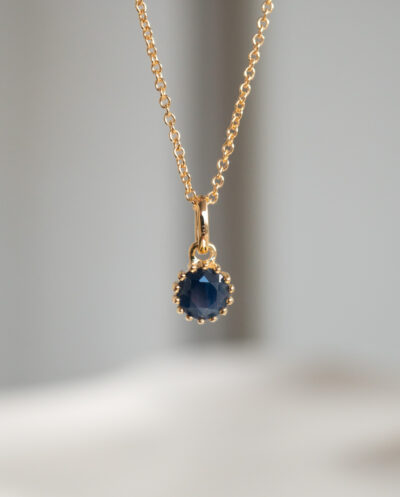 Gouden ketting met blauwe saffier edelsteentje geboortesteen van september sapphire donkerblauw van goud op zilver