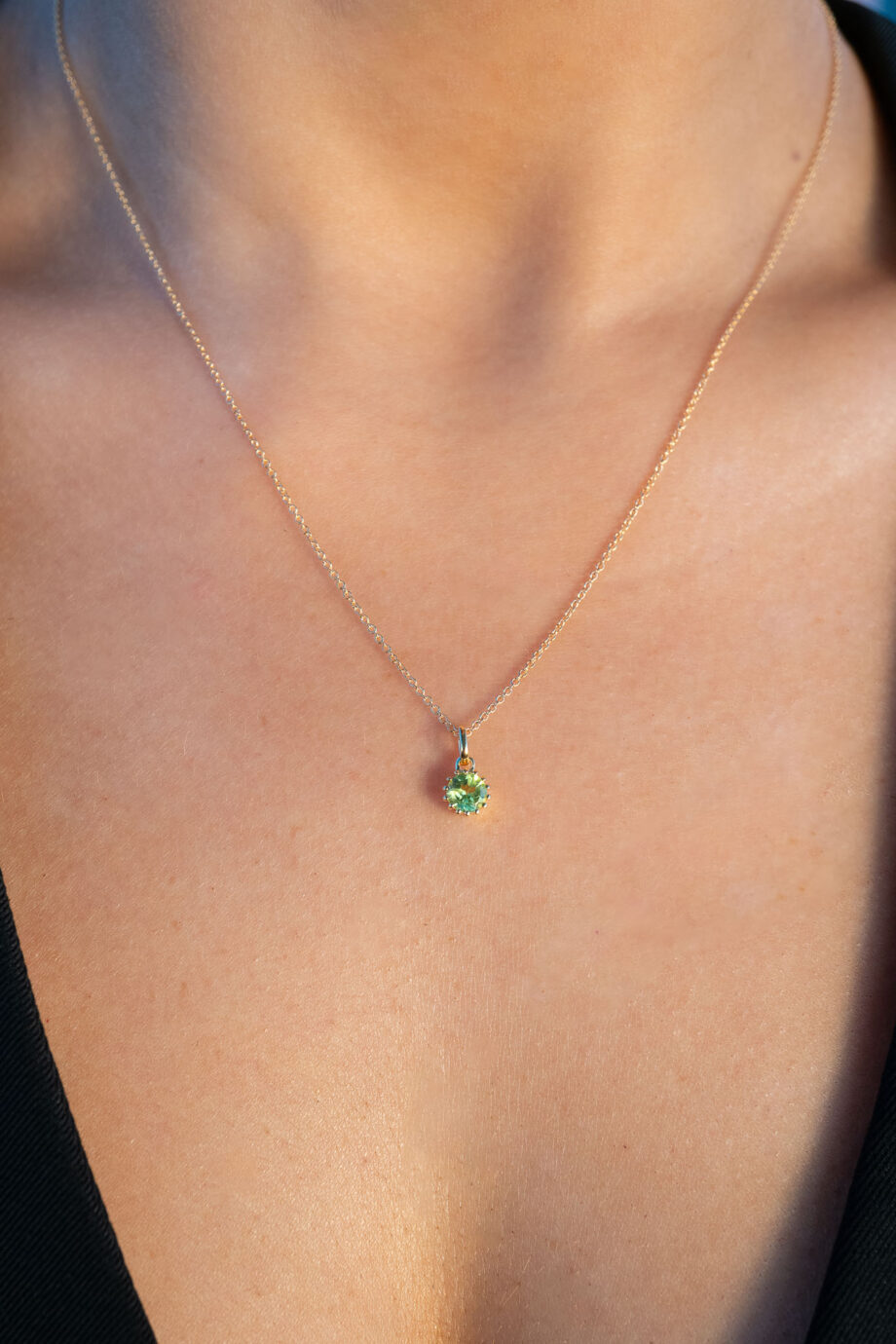 Gouden geboortesteen ketting voor augustus met een verfrissende groene peridoot (lichtgroen), het ideale geboortecadeau van goud op zilver