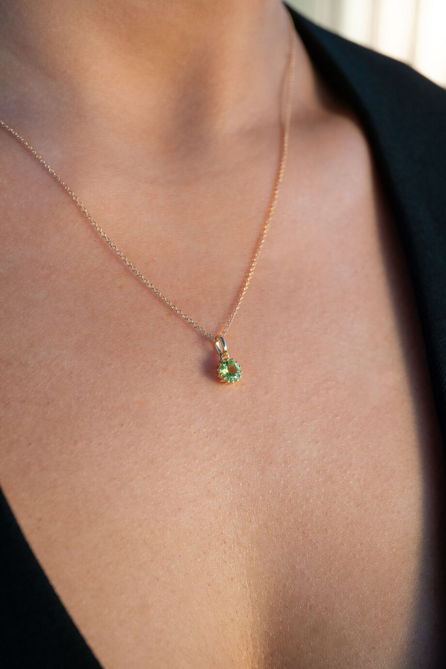 Gouden geboortesteen ketting voor augustus met een verfrissende groene peridoot (lichtgroen), het ideale geboortecadeau van goud op zilver