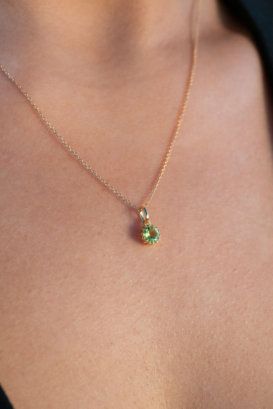 Gouden geboortesteen ketting voor augustus met een verfrissende groene peridoot (lichtgroen), het ideale geboortecadeau van goud op zilver