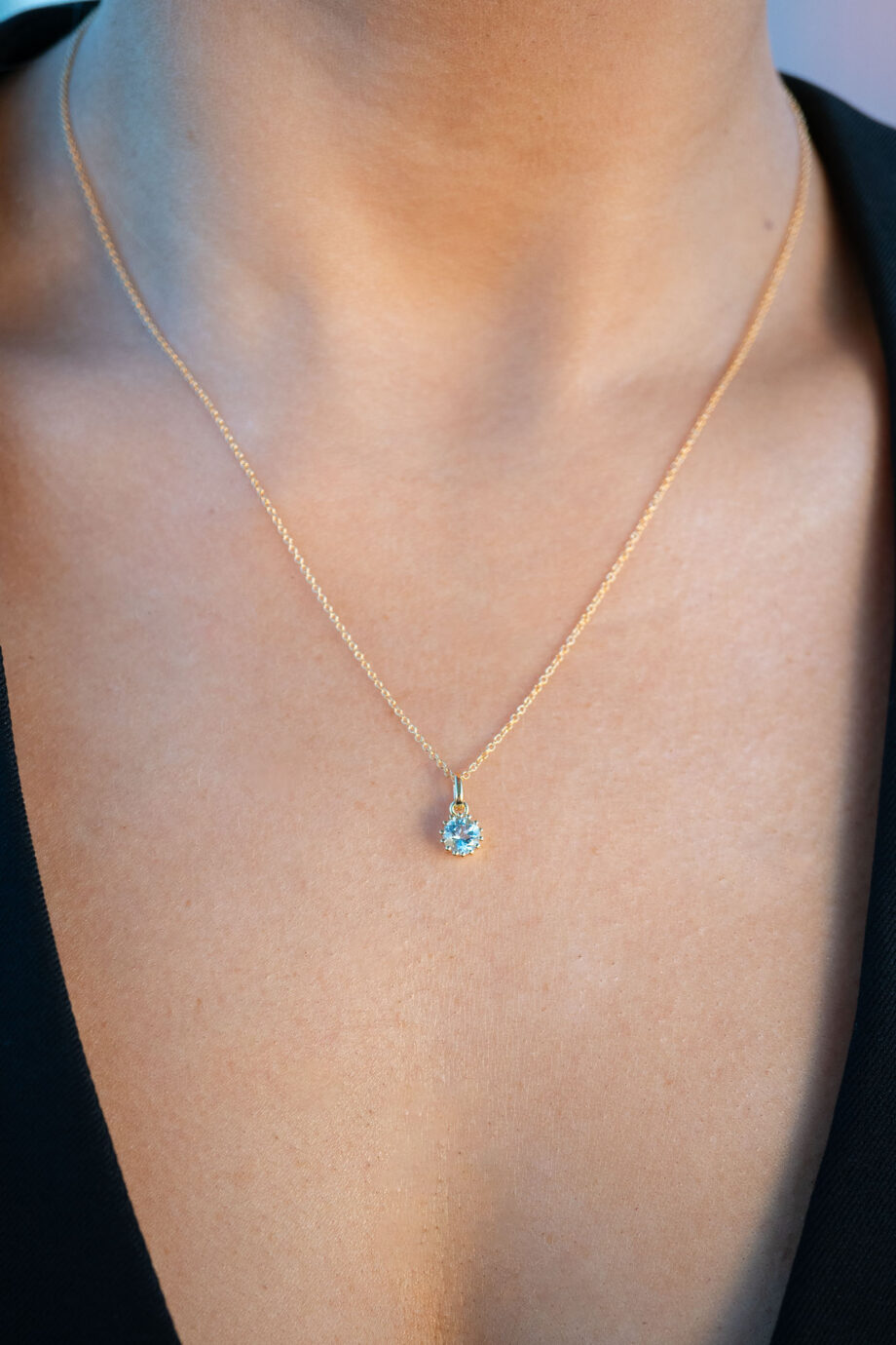 Gouden geboortesteen ketting van december met helder blauwe topaas edelsteen. Deze lichte blauwe topaas is het perfecte geschenk voor de maand december. Het edelsteen hangertje is gemaakt van Goud op Zilver en is een prachtig geboortecadeau