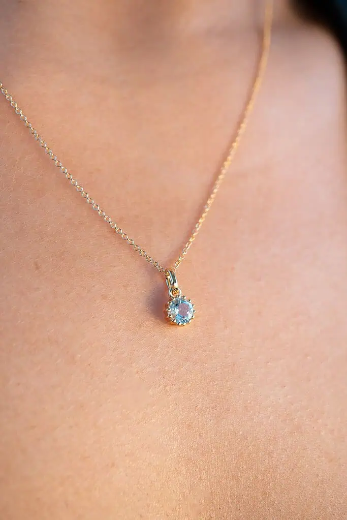 Gouden geboortesteen ketting van december met helder blauwe topaas edelsteen. Deze lichte blauwe topaas is het perfecte geschenk voor de maand december. Het edelsteen hangertje is gemaakt van Goud op Zilver en is een prachtig geboortecadeau