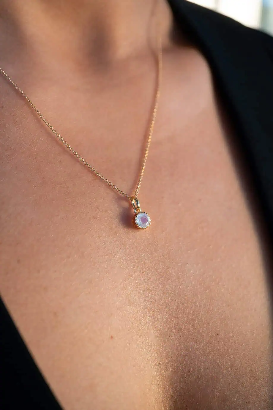 Gouden geboortesteen ketting voor juni met een betoverende regenboog maansteen (rainbow moonstone) met blauwe flits, het ideale geboortecadeau van goud op zilver