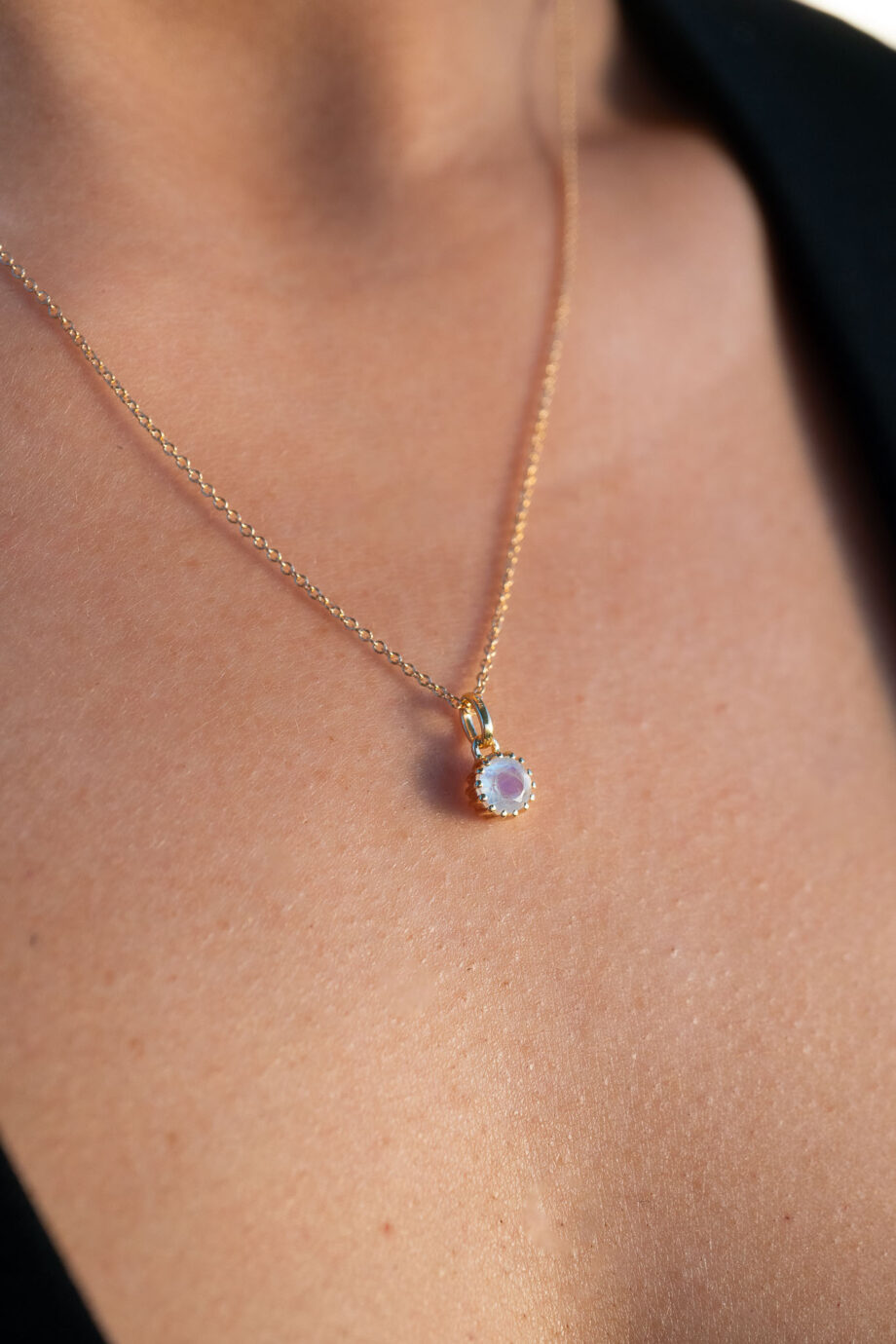 Gouden geboortesteen ketting voor juni met een betoverende regenboog maansteen (rainbow moonstone) met blauwe flits, het ideale geboortecadeau van goud op zilver