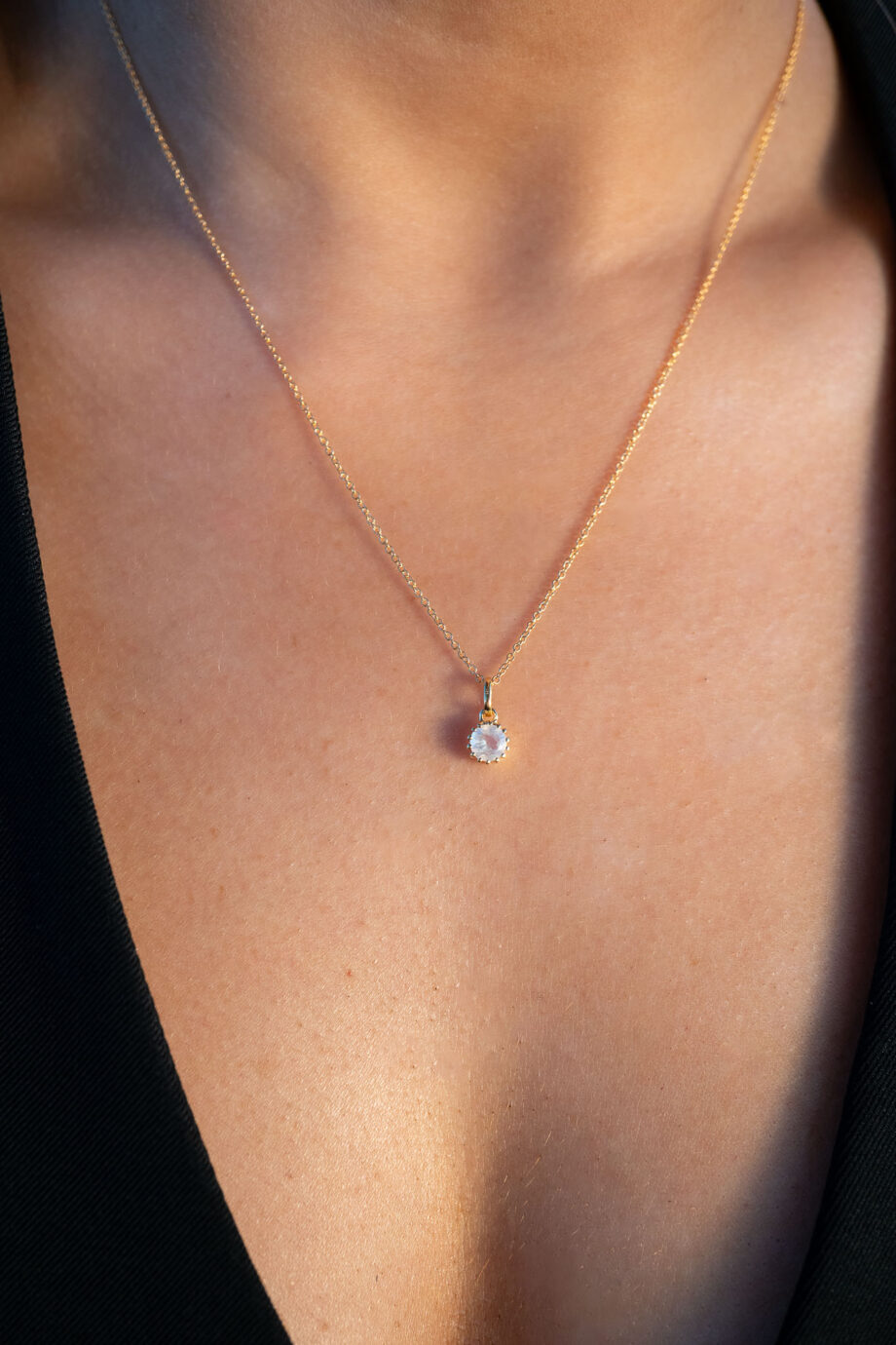 Gouden geboortesteen ketting voor juni met een betoverende regenboog maansteen (rainbow moonstone) met blauwe flits, het ideale geboortecadeau van goud op zilver