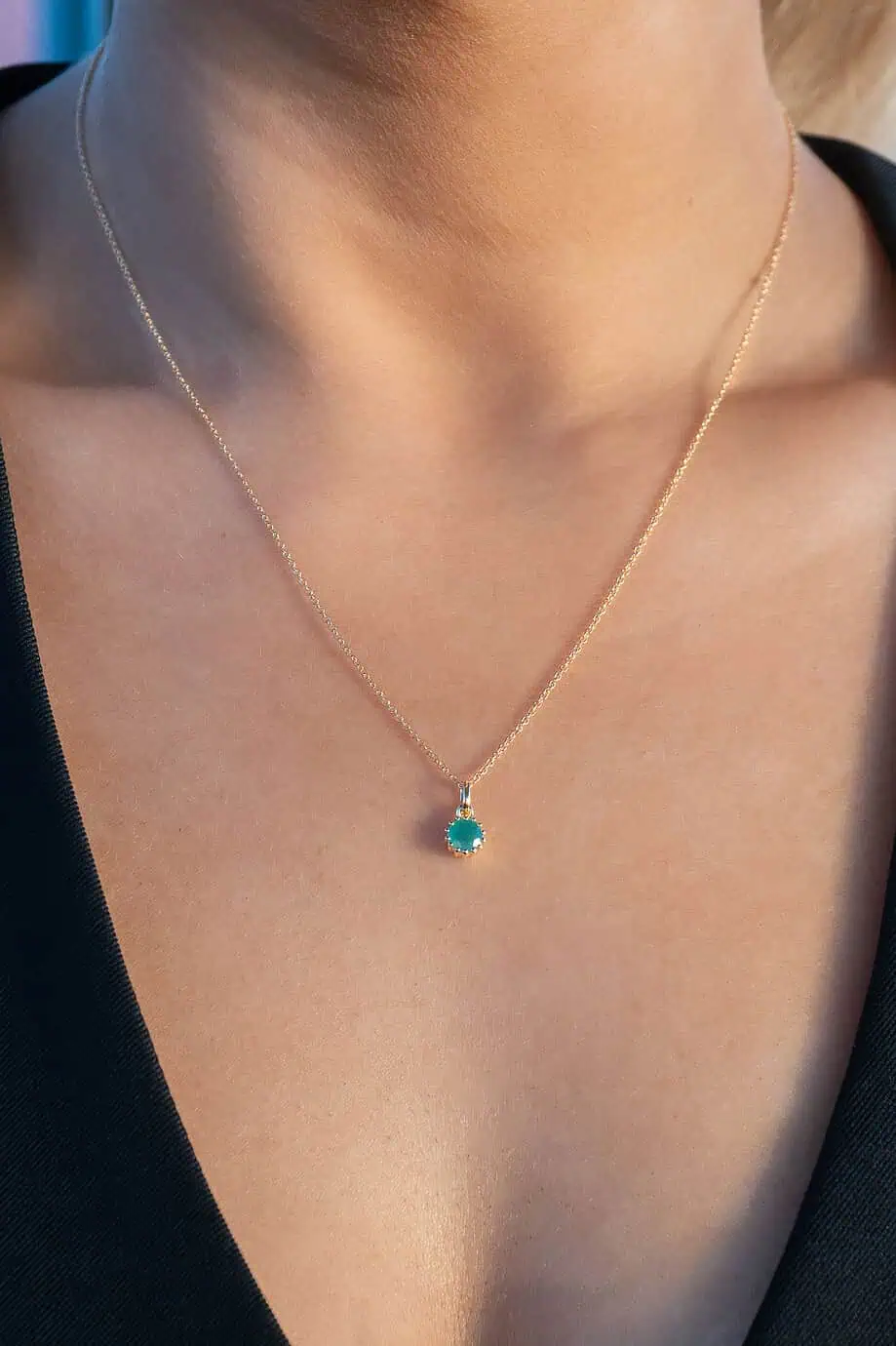 Gouden geboortesteen ketting voor mei met een verfijnde groene smaragd (emerald) edelsteen, het perfecte geboortecadeau van goud op zilver