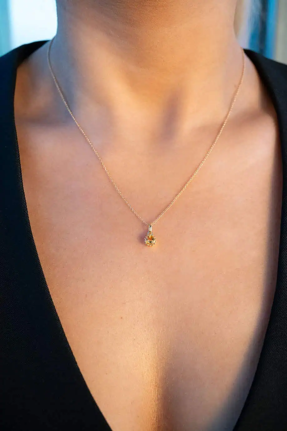 Gouden geboortesteen ketting voor November met een stralende, helder gele Citrien edelsteen. Dit prachtige geel-oranje kettinkje met edelsteen hangertje van goud op zilver is het perfecte geboortecadeau, vol energie en warmte.