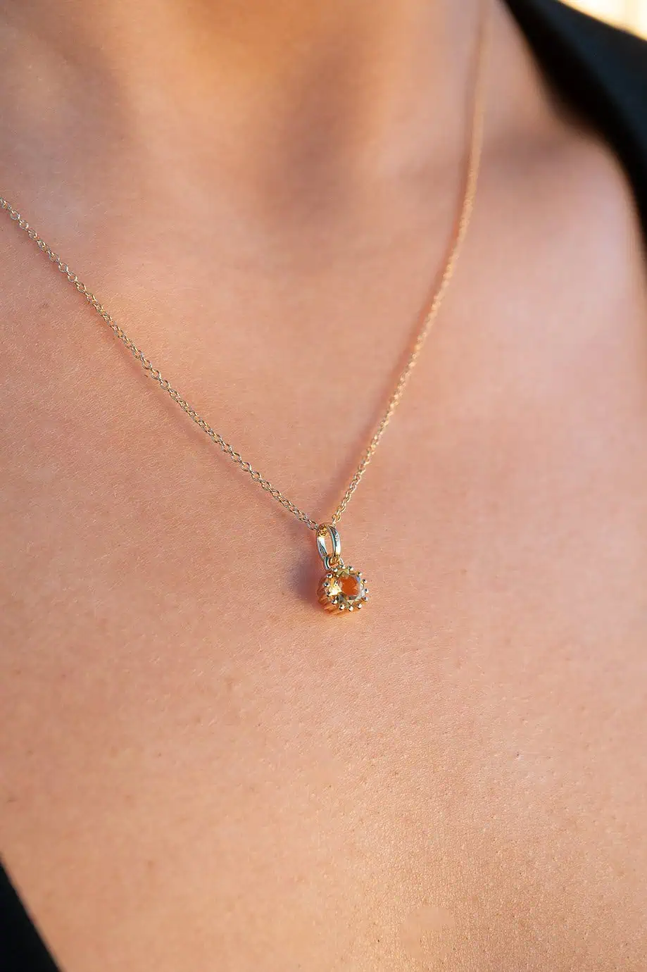 Gouden geboortesteen ketting voor November met een stralende, helder gele Citrien edelsteen. Dit prachtige geel-oranje kettinkje met edelsteen hangertje van goud op zilver is het perfecte geboortecadeau, vol energie en warmte.