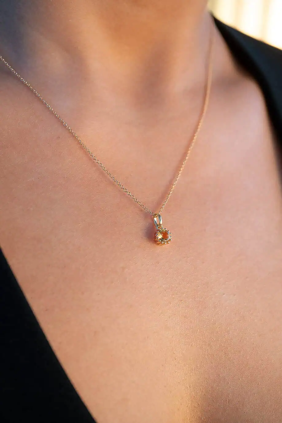 Gouden geboortesteen ketting voor November met een stralende, helder gele Citrien edelsteen. Dit prachtige geel-oranje kettinkje met edelsteen hangertje van goud op zilver is het perfecte geboortecadeau, vol energie en warmte.