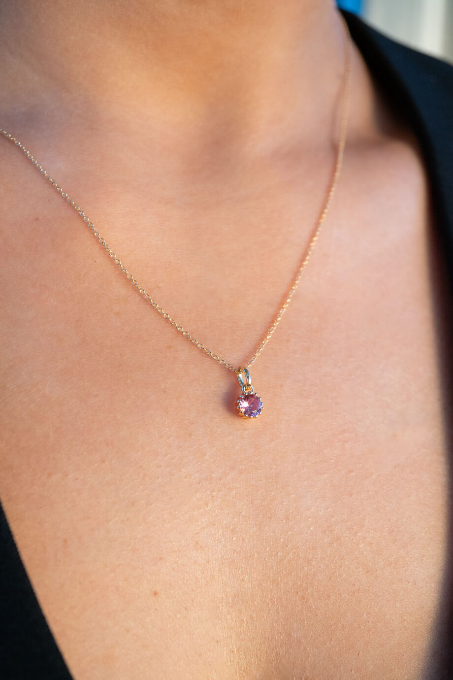 Gouden geboortesteen ketting voor Oktober met een helder roze Toermalijn edelsteentje. Deze prachtige ketting met een Toermalijn hangertje van goud op zilver is het ideale geboortecadeau, perfect voor elke gelegenheid