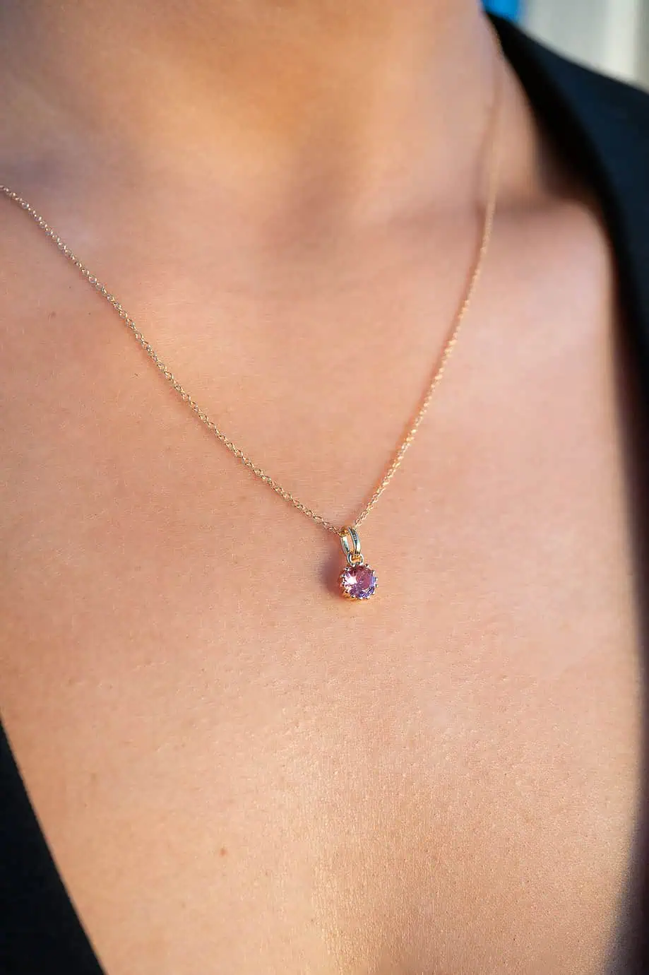 Gouden geboortesteen ketting voor Oktober met een helder roze Toermalijn edelsteentje. Deze prachtige ketting met een Toermalijn hangertje van goud op zilver is het ideale geboortecadeau, perfect voor elke gelegenheid