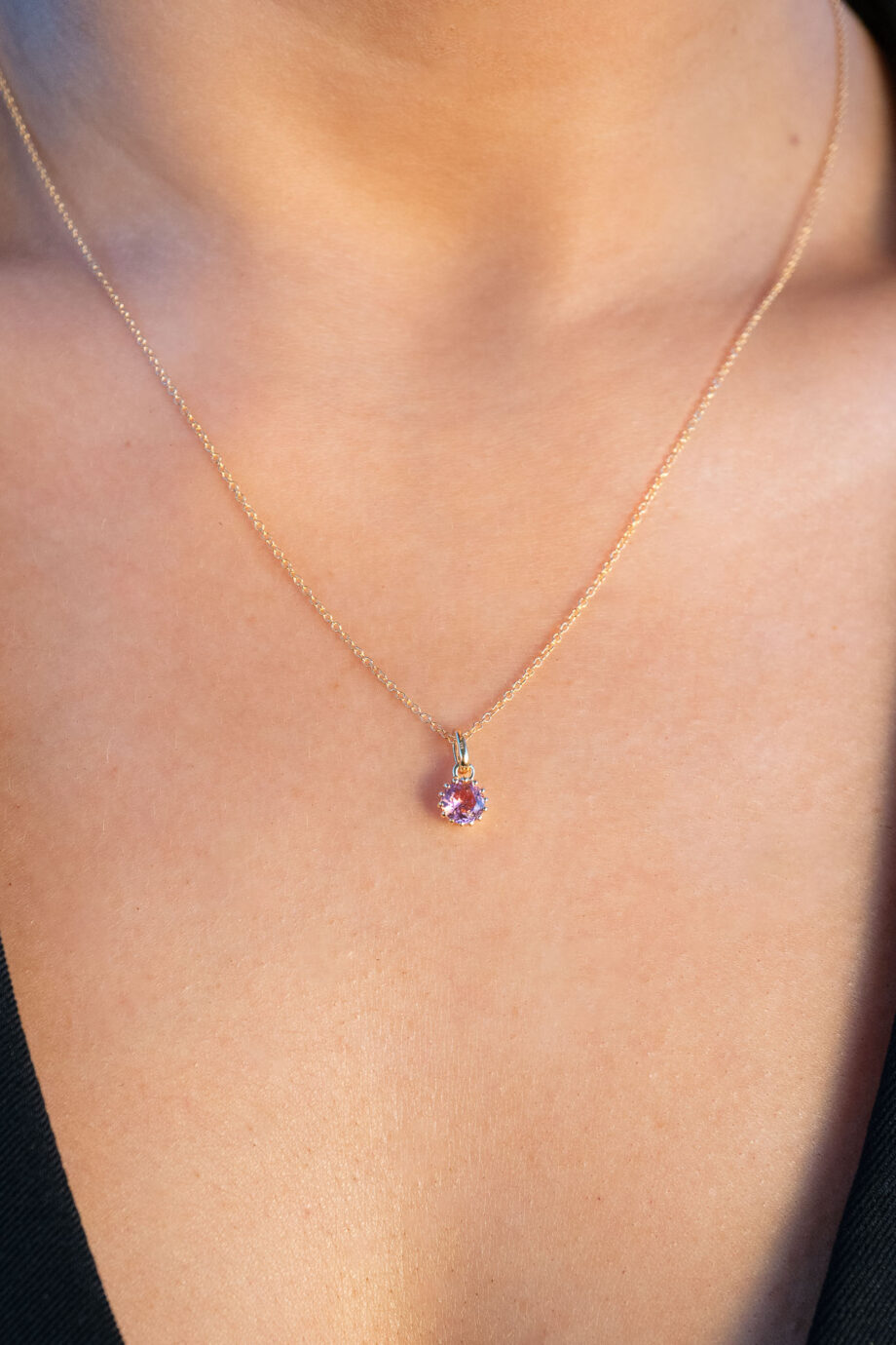 Gouden geboortesteen ketting voor Oktober met een helder roze Toermalijn edelsteentje. Deze prachtige ketting met een Toermalijn hangertje van goud op zilver is het ideale geboortecadeau, perfect voor elke gelegenheid