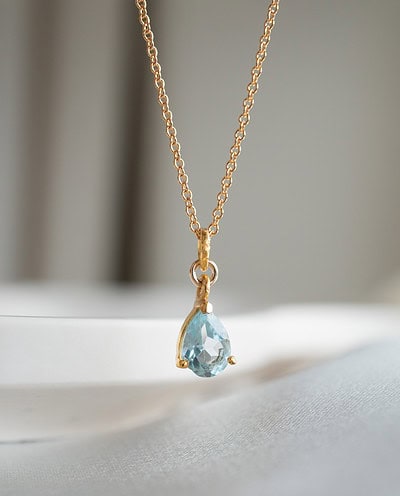 Gouden hangertje met heldere blauwe topaas edelsteen - Ketting met mini blue topaz hanger van goud op zilver