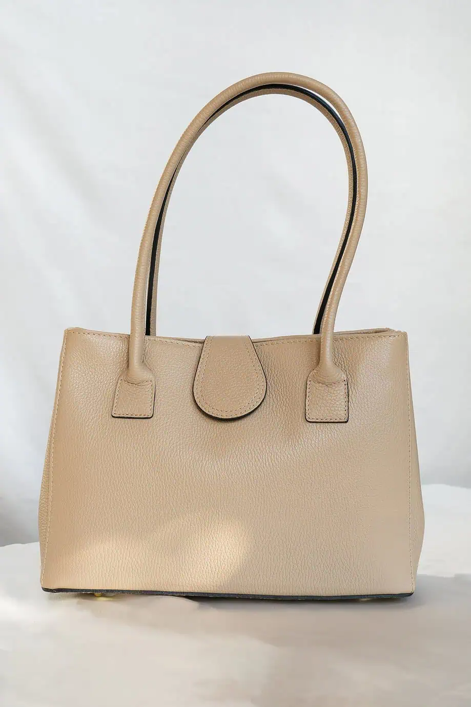 Grote Leren Schoudertas Serena - Taupe Totebag van Echt Leer De Serena totebag is een stijlvolle en ruime kantoortas, gemaakt van hoogwaardig echt leer in een elegante taupe tint met beige-bruine accenten. Voorzien van een iconisch H-logo en een gouden sluiting aan de voorkant, straalt deze tas luxe en verfijning uit. Perfect voor dagelijks gebruik of werk.