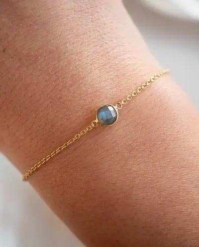 Labradoriet edelsteen armband van Goud op Zilver met rond blauw-groen labradoriet steentje