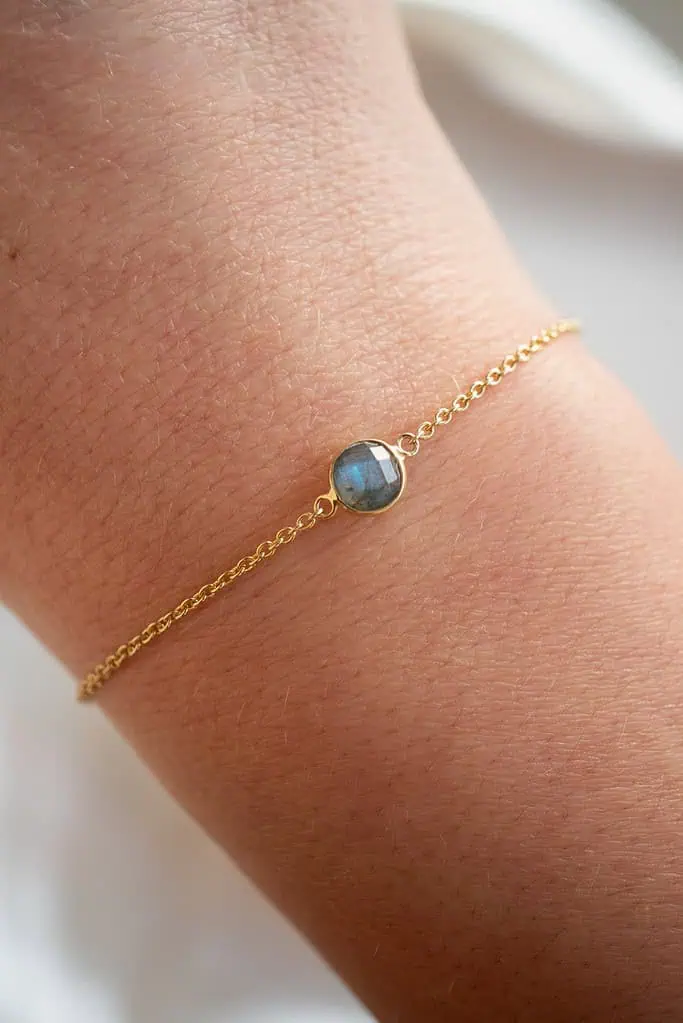 Labradoriet edelsteen armband van Goud op Zilver met rond blauw-groen labradoriet steentje