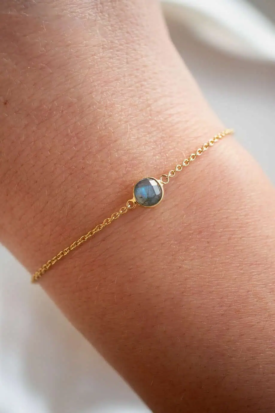 Labradoriet edelsteen armband van Goud op Zilver met rond blauw-groen labradoriet steentje