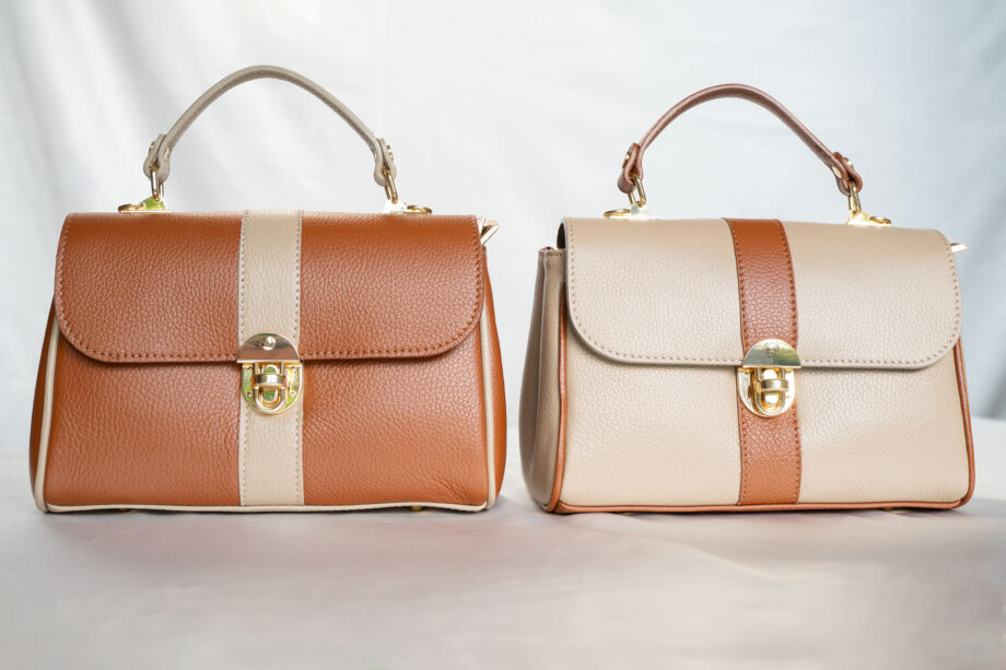 Deze stijlvolle leren handtassen in een prachtige two-tone combinatie van cognac bruin en taupe beige zijn perfect voor elke gelegenheid. De tweekleurige dames schoudertassen zijn voorzien van een chic streepdesign en hebben een verstelbaar leren hengsel in taupe, waardoor je ze gemakkelijk kunt dragen als schoudertas of crossbody bag.