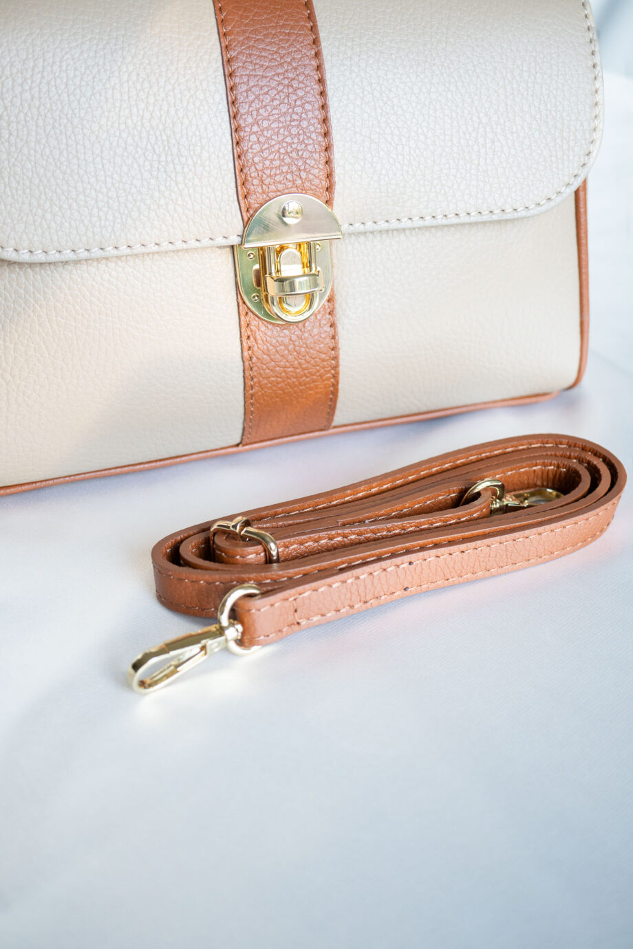 Leren handtas taupe beige two-tone cognac bruin tweekleurig met streep leren dames schoudertas leren hengsel