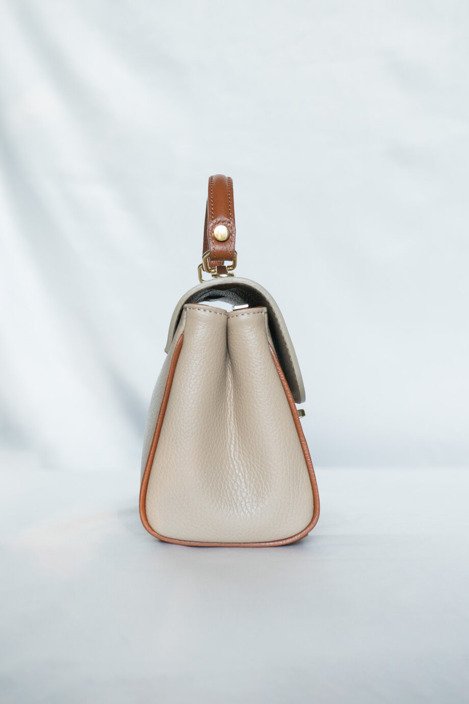 Leren handtas taupe beige two-tone cognac bruin tweekleurig met streep leren dames schoudertas zijkant