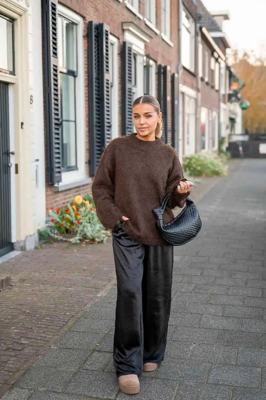 Outfit foto bruine trui met gevlochten zwarte tas gevlochten met knoop tasje Bottega Veneta Jodie dupe look-alike bag zwart Botta van echt leer met knoop