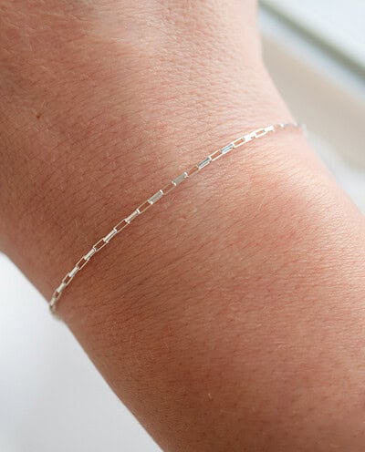 Minimalistisch Zilveren Armbandje - Box Chain van Sterling Zilver Een verfijnde schakelarmband met een tijdloos box chain ontwerp, gemaakt van hoogwaardig 925 Sterling Zilver. Perfect voor een subtiele, elegante look.