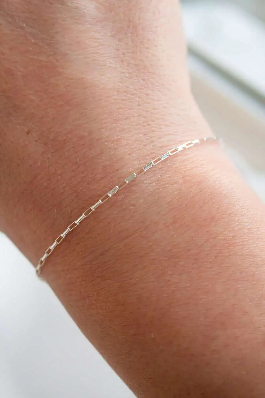 Minimalistisch Zilveren Armbandje - Box Chain van Sterling Zilver Een verfijnde schakelarmband met een tijdloos box chain ontwerp, gemaakt van hoogwaardig 925 Sterling Zilver. Perfect voor een subtiele, elegante look.