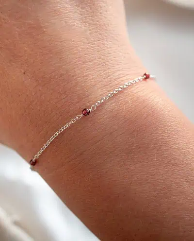 Zilveren Armbandje met Rode Granaat Edelsteentjes Een verfijnd armbandje van 925 Sterling Zilver, voorzien van rode Granaat kralen. De edelstenen zorgen voor een elegante en tijdloze uitstraling, perfect voor elke gelegenheid.