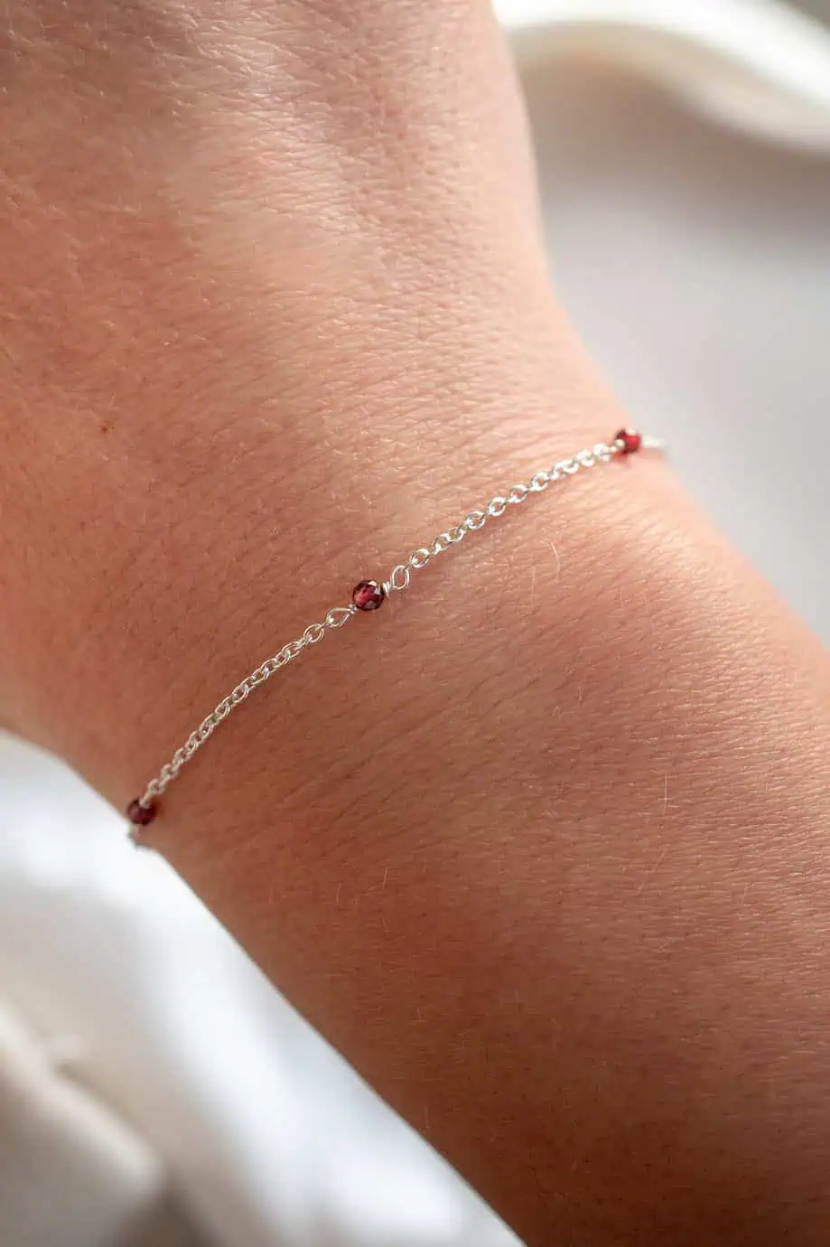 Zilveren Armbandje met Rode Granaat Edelsteentjes Een verfijnd armbandje van 925 Sterling Zilver, voorzien van rode Granaat kralen. De edelstenen zorgen voor een elegante en tijdloze uitstraling, perfect voor elke gelegenheid.