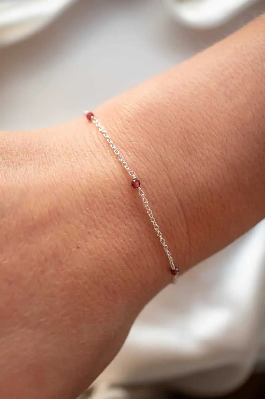 Zilveren Armbandje met Rode Granaat Edelsteentjes Een verfijnd armbandje van 925 Sterling Zilver, voorzien van rode Granaat kralen. De edelstenen zorgen voor een elegante en tijdloze uitstraling, perfect voor elke gelegenheid.