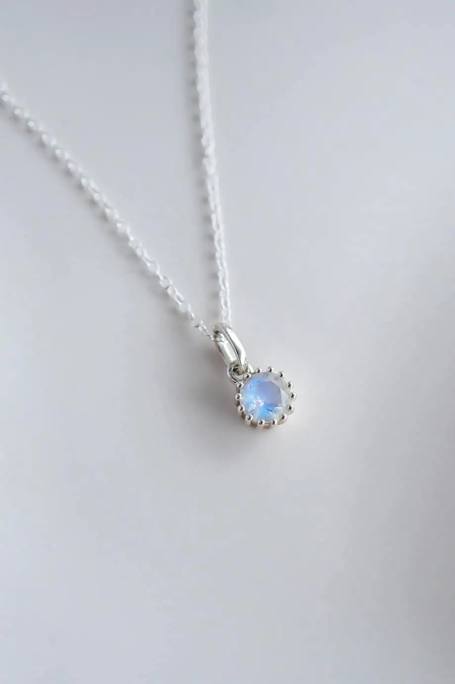 Geboortesteen ketting juni edelsteen regenboog maansteen cadeau geboorte kraamcadeau edelsteentje wit blauw zilveren kettinkje rainbow moonstone van Sterling zilver