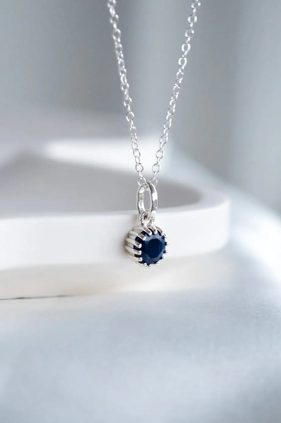 Zilveren edelsteen ketting met blauw saffier edelsteentje hanger