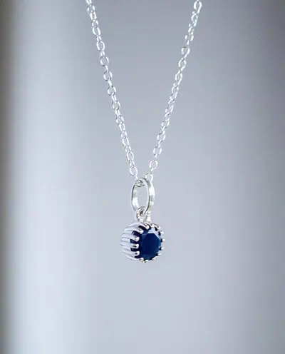 Zilveren edelsteen ketting met blauw saffier edelsteentje