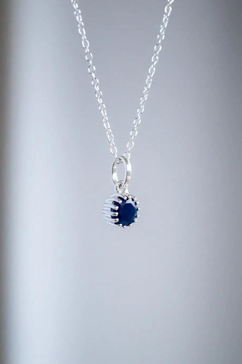 Zilveren edelsteen ketting met blauw saffier edelsteentje