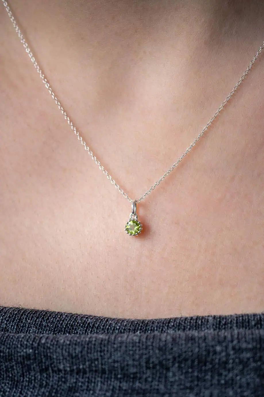 Zilveren edelsteen ketting met geboortesteen augustus groene peridoot edelsteentje hanger van sterling zilver gif groen peridot