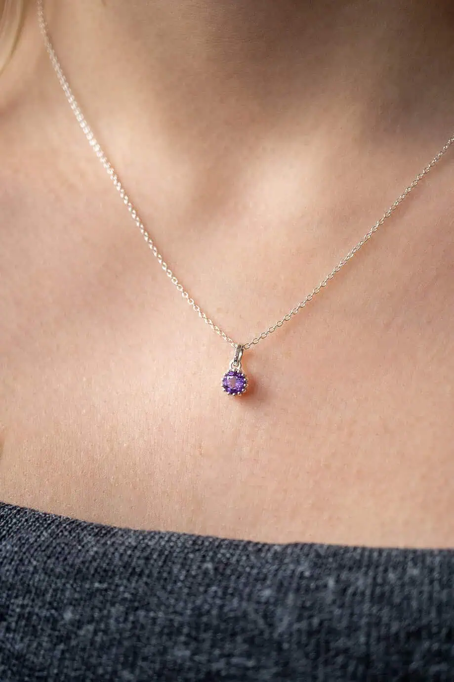 Zilveren edelsteen ketting met geboortesteen februari paarse amethist edelsteentje hanger van sterling zilver paars amethyst