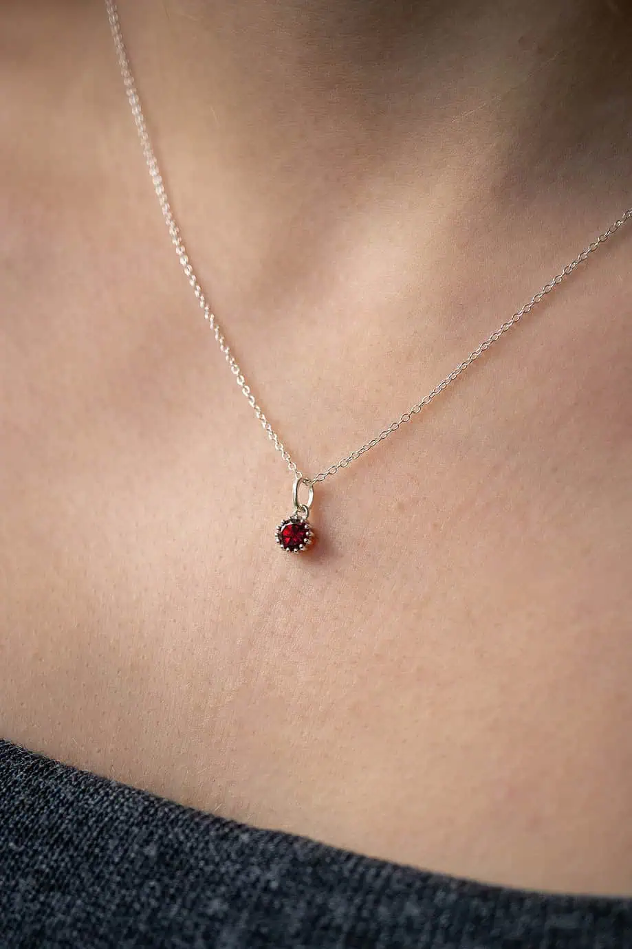 Zilveren edelsteen ketting met geboortesteen januari rode granaat edelsteentje hanger van sterling zilver rood garnet