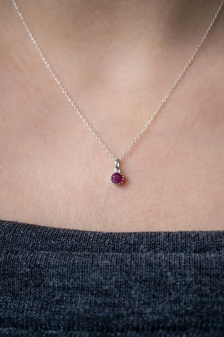 Zilveren edelsteen ketting met geboortesteen juli rode robijn edelsteentje hanger van sterling zilver roze rood ruby